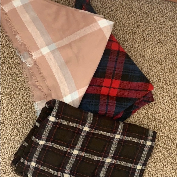 Three cozy blanket scarves - Picture 1 of 1